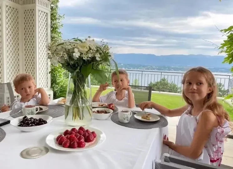 Архивные фото и скандал: Ирина Болгар против версии Павла Дурова об их отношениях