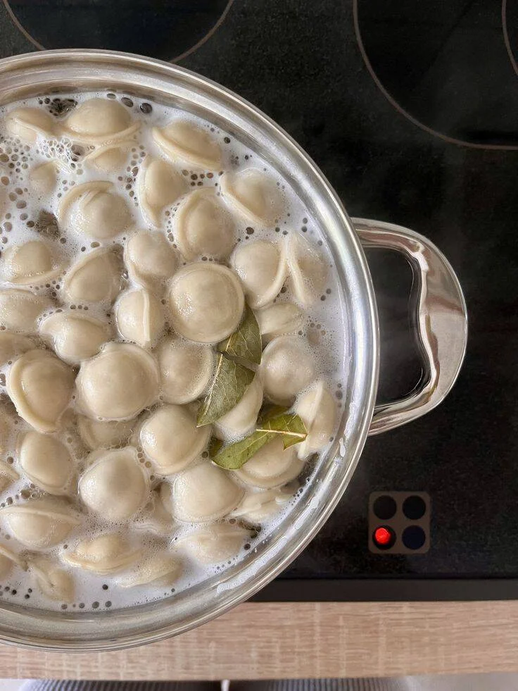 Научный секрет идеальных пельменей: зачем в кипяток льют стакан холодной воды?