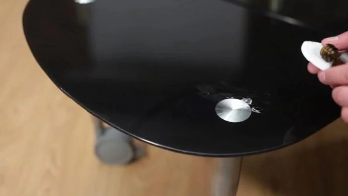 Как отмыть суперклей: три проверенных метода для одежды и любых поверхностей