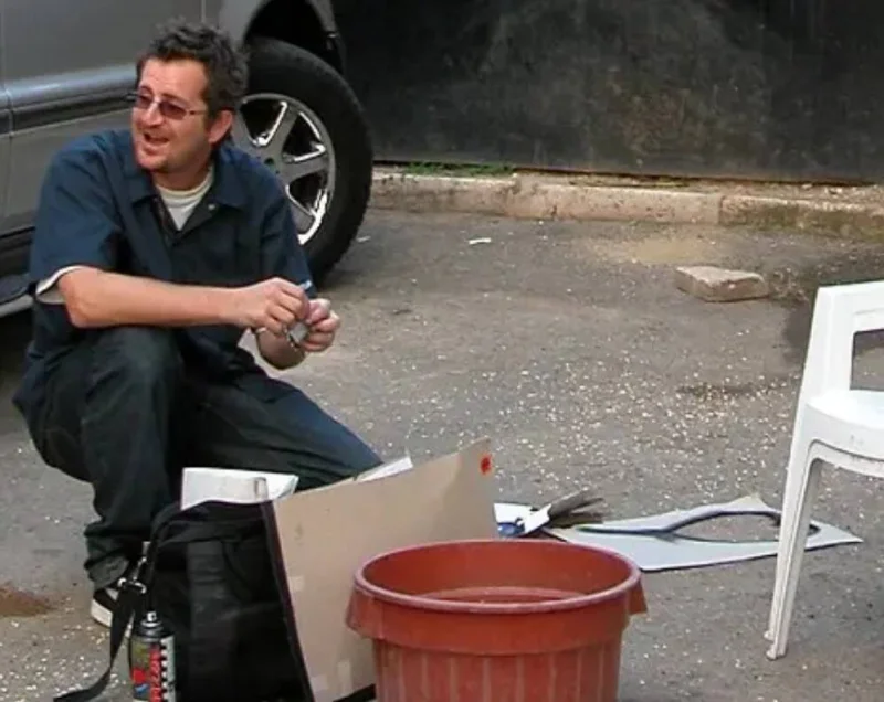 Журналисты раскрыли личность Бэнкси и показали его фотографию