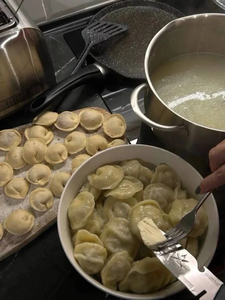 Научный секрет идеальных пельменей: зачем в кипяток льют стакан холодной воды?