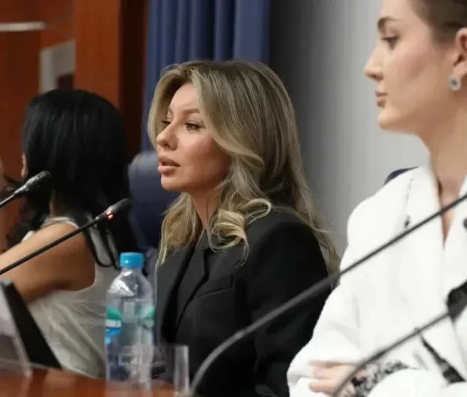 «Мне накидывают в ухо»: Стрелец намекнула на Собчак в лекции для студентов