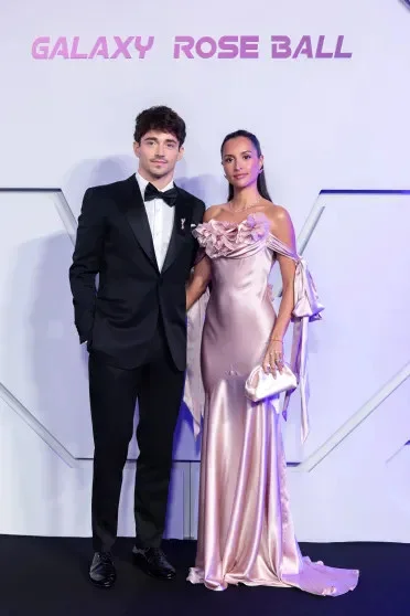 Первая красная дорожка молодожёнов: Шарль Леклер и его жена на Балу роз в Монако