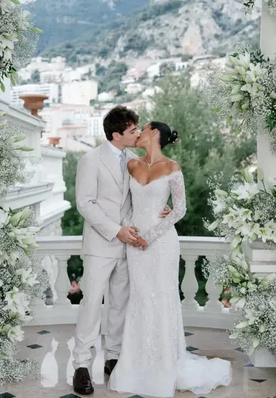 Первая красная дорожка молодожёнов: Шарль Леклер и его жена на Балу роз в Монако