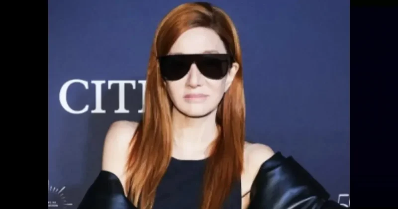 Вера Вонг в 76 лет покрасилась в рыжий и появилась в эпатажном наряде