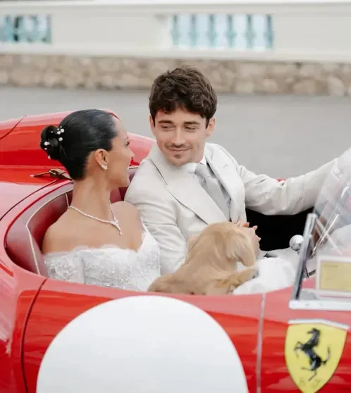 Первая красная дорожка молодожёнов: Шарль Леклер и его жена на Балу роз в Монако