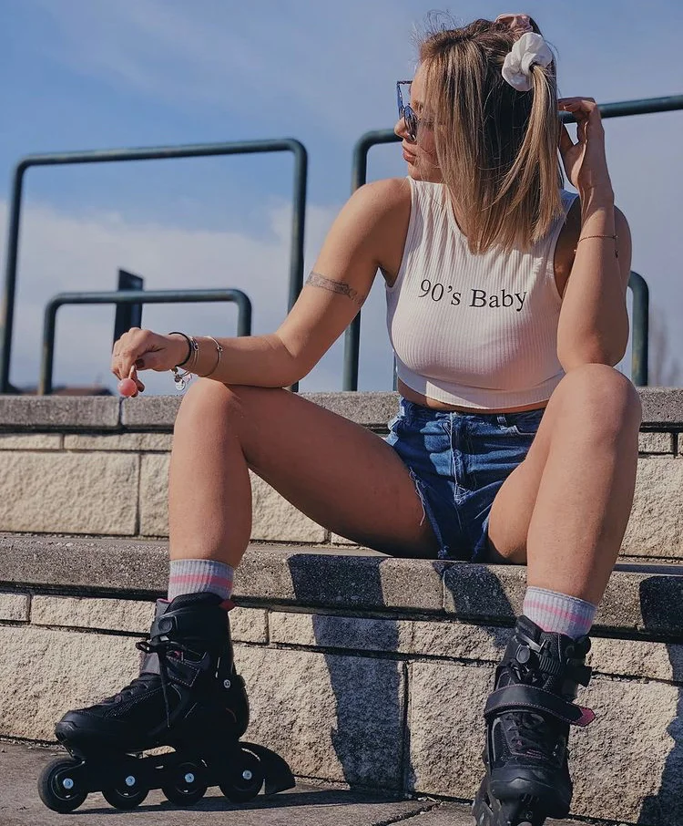 Свобода, ветер и идеальные ноги: 22 кадра, доказывающих, что ролики — это больше, чем просто спорт