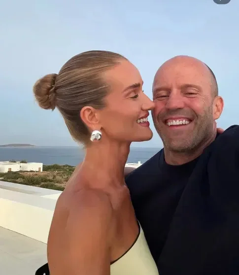 Рози Хантингтон-Уайтли раскрыла детские мечты в откровенном интервью для Vogue