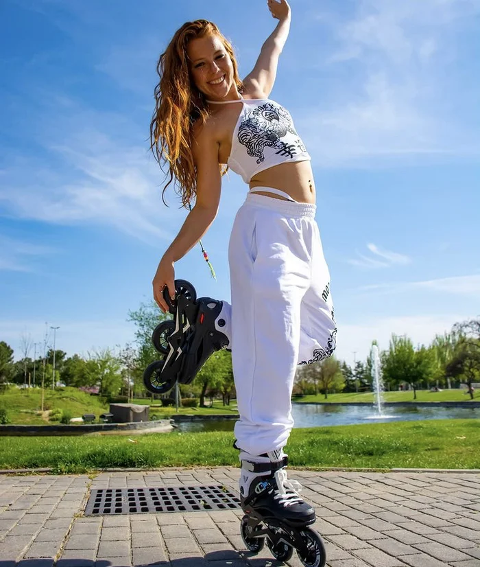 Свобода, ветер и идеальные ноги: 22 кадра, доказывающих, что ролики — это больше, чем просто спорт