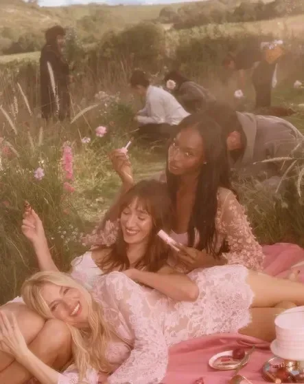 Сиенна Миллер в кружевном белье для рекламы косметики