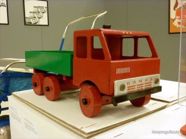 Игрушечный автопарк детства: от деревянных КАМАЗов до космических вездеходов