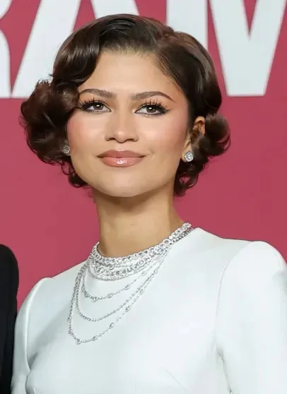 Зендая в белоснежном платье и Паттинсон в горошек: как прошла парижская премьера «Вот это драма!»