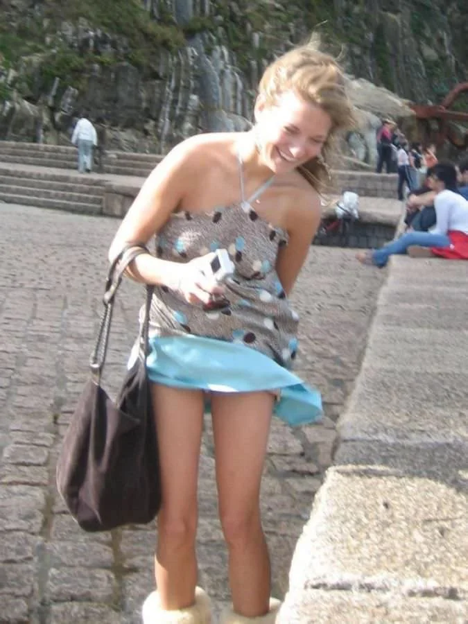 Когда ветер решает всё: пикантные моменты с короткими юбками