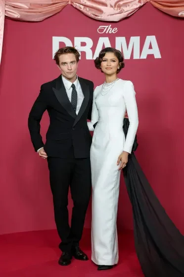 Зендая в белоснежном платье и Паттинсон в горошек: как прошла парижская премьера «Вот это драма!»