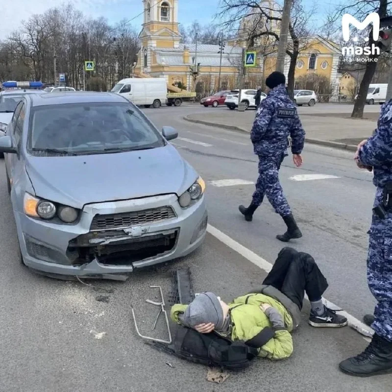 Секунда до автобуса: в Красном Селе подросток попал под колеса, перебегая дорогу на красный