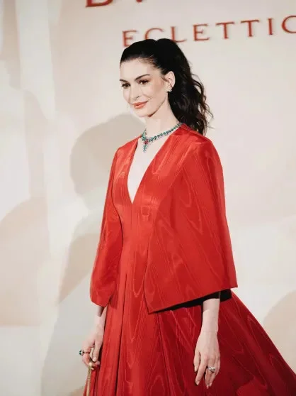 Звёздный блеск: Энн Хэтэуэй, Дуа Липа и другие на показе Bvlgari