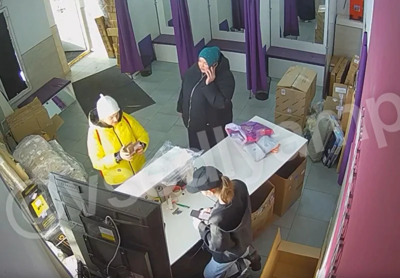 Скандал в пункте выдачи: женщина в хиджабе устроила дебош