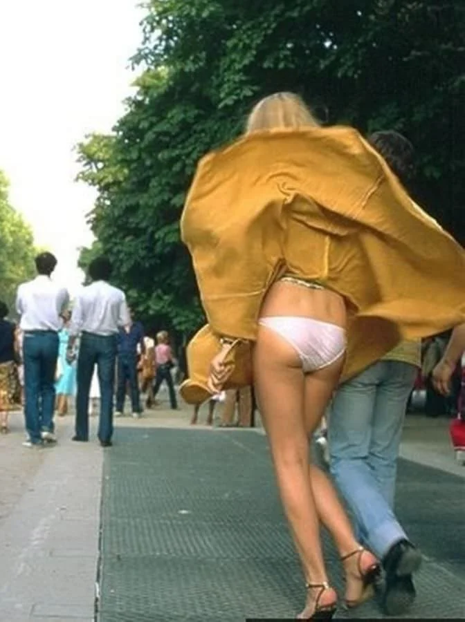 Когда ветер решает всё: пикантные моменты с короткими юбками