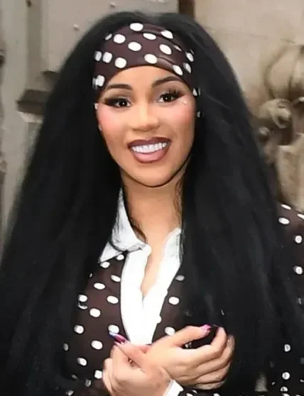 Карди Би шокировала новой внешностью: поклонники заподозрили пластику