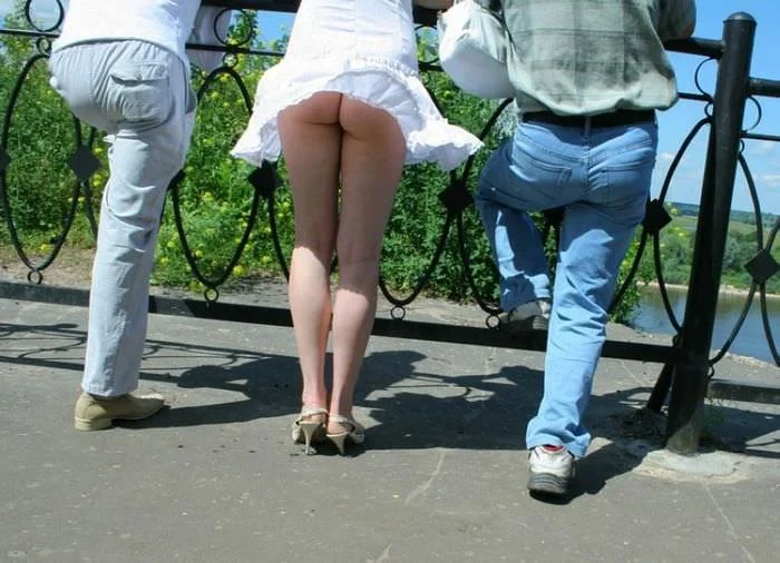 Когда ветер решает всё: пикантные моменты с короткими юбками