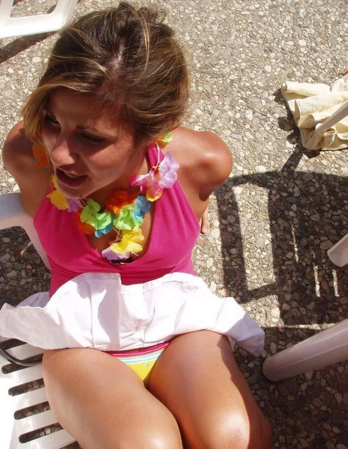 Когда ветер решает всё: пикантные моменты с короткими юбками