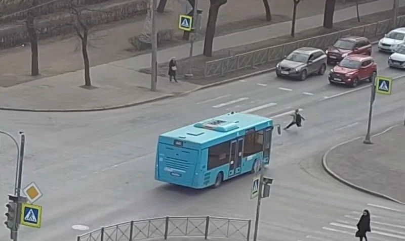 Секунда до автобуса: в Красном Селе подросток попал под колеса, перебегая дорогу на красный