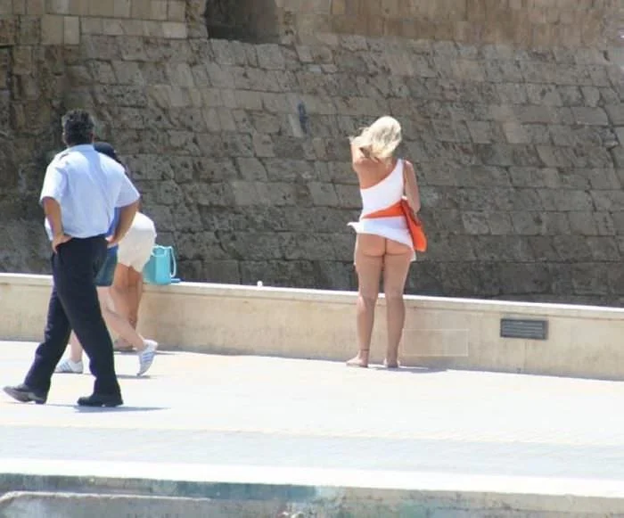 Когда ветер решает всё: пикантные моменты с короткими юбками