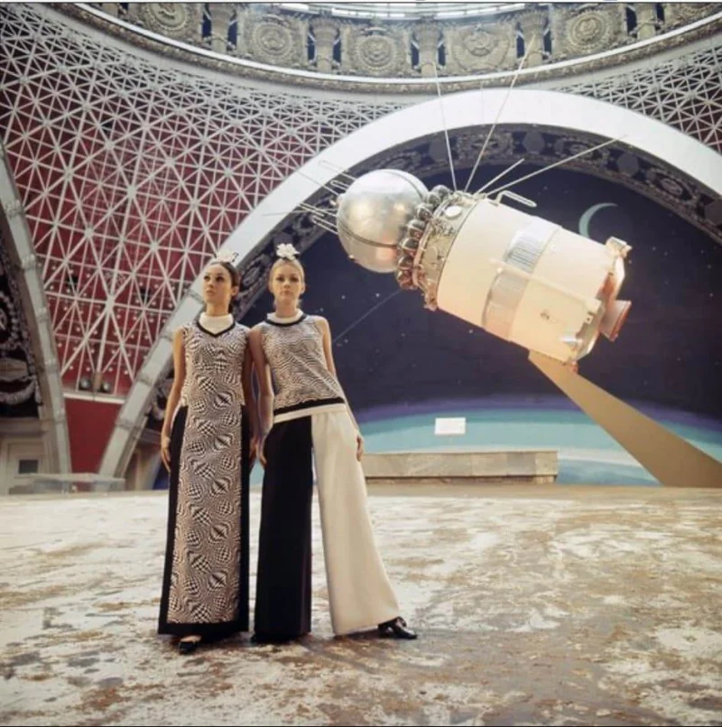 «Откуда такие девушки?»: как голландский фотограф устроил модную провокацию в самом сердце СССР