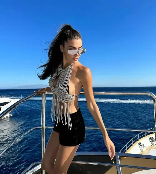 Звезду турецкого сериала Ханде Эрчел объявили в розыск по делу о наркотиках