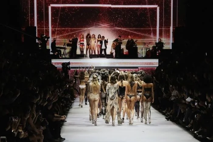 Парижская Неделя моды: откровенные показы нижнего белья