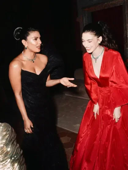 Звёздный блеск: Энн Хэтэуэй, Дуа Липа и другие на показе Bvlgari