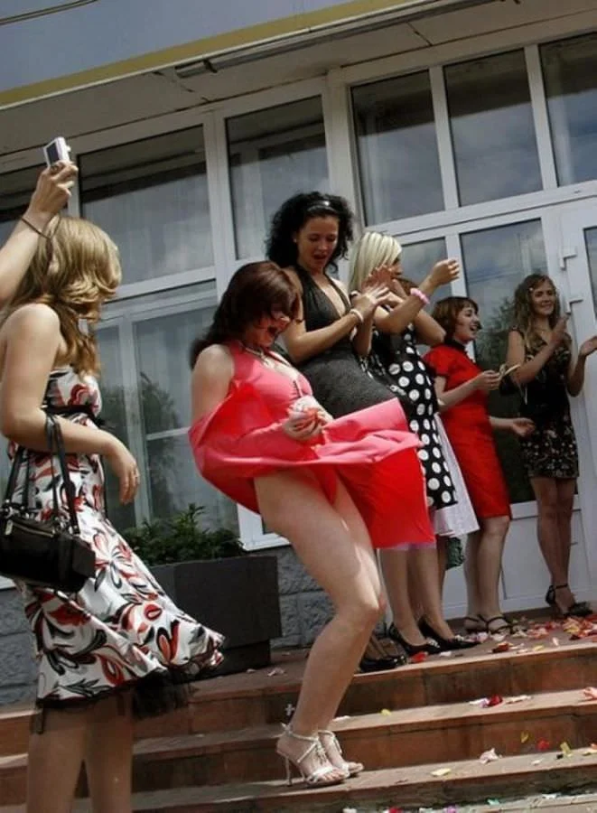 Когда ветер решает всё: пикантные моменты с короткими юбками