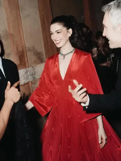 Звёздный блеск: Энн Хэтэуэй, Дуа Липа и другие на показе Bvlgari