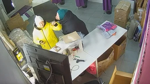 Скандал в пункте выдачи: женщина в хиджабе устроила дебош