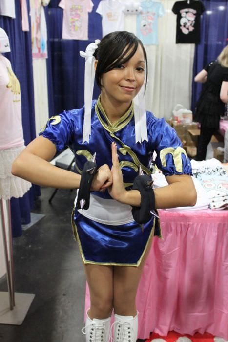 Крайне привлекательные косплейщицы в откровенных костюмах