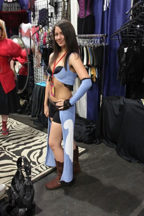 Крайне привлекательные косплейщицы в откровенных костюмах