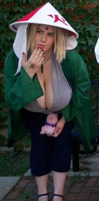 Крайне привлекательные косплейщицы в откровенных костюмах