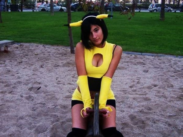 Крайне привлекательные косплейщицы в откровенных костюмах