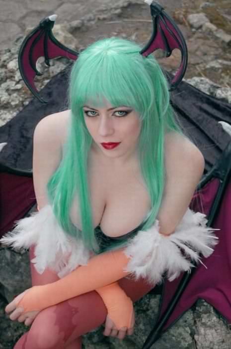 Крайне привлекательные косплейщицы в откровенных костюмах