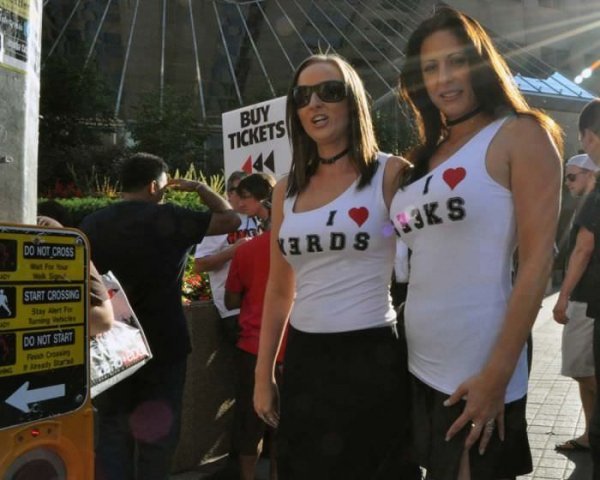 Крайне привлекательные косплейщицы в откровенных костюмах