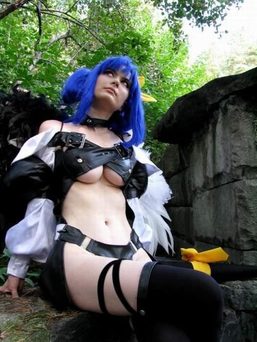 Крайне привлекательные косплейщицы в откровенных костюмах