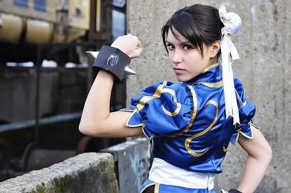 Крайне привлекательные косплейщицы в откровенных костюмах