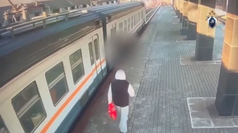 Полкилометра по платформе: в Москве электричка протащила зажатого в дверях подростка — задержаны машинист и помощник