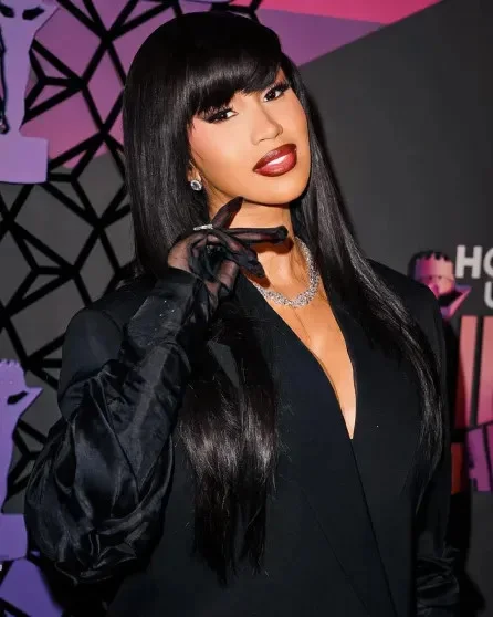 Карди Би шокировала новой внешностью: поклонники заподозрили пластику