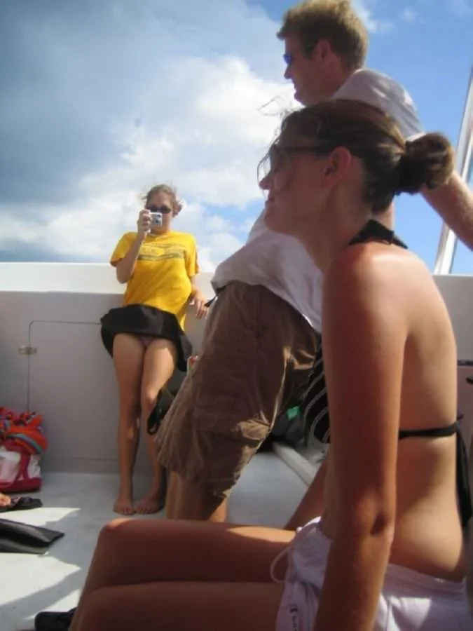 Когда ветер решает всё: пикантные моменты с короткими юбками