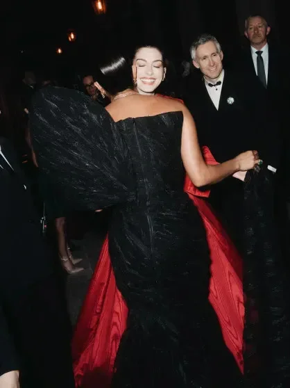 Звёздный блеск: Энн Хэтэуэй, Дуа Липа и другие на показе Bvlgari