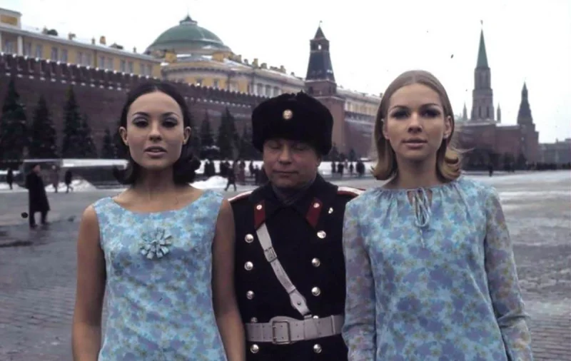 «Откуда такие девушки?»: как голландский фотограф устроил модную провокацию в самом сердце СССР