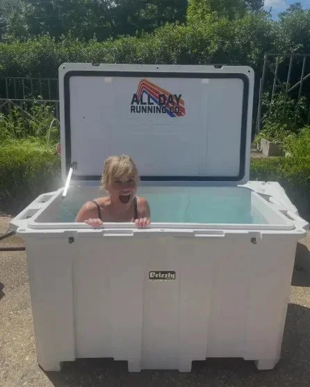 Риз Уизерспун в белом мини отпраздновала 50-летие на вечеринке в стиле Дикого Запада