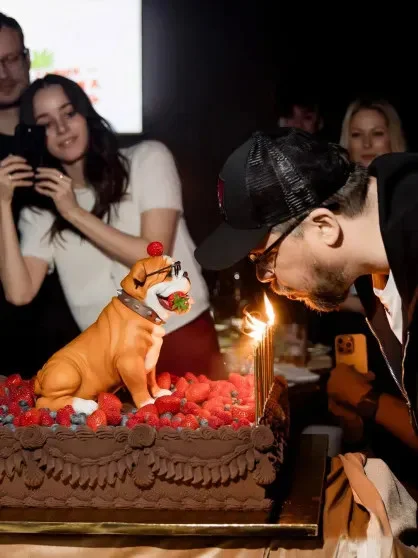 «Ягодка опять»: Как Гарик Харламов отпраздновал 45-летие с женой и звёздами Comedy Club