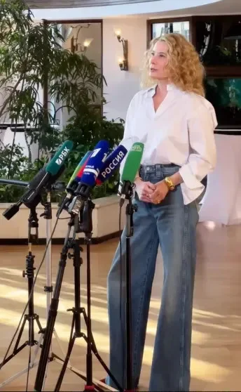 Юлия Высоцкая и Андрей Кончаловский вышли в свет в Москве